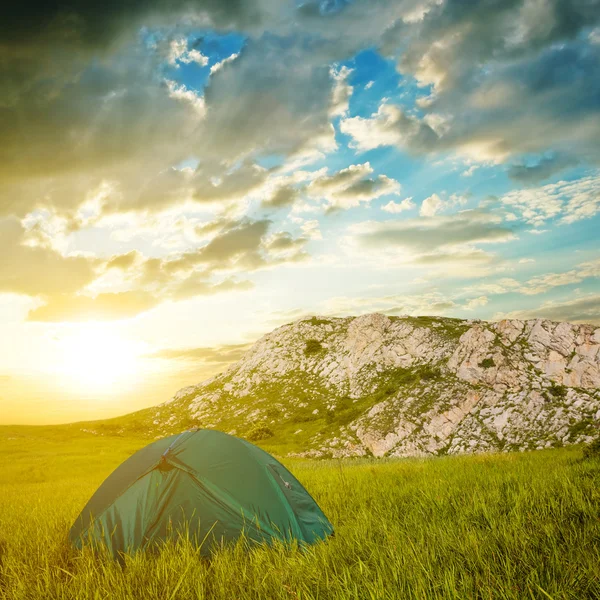 Tenda turística verde em uma montanha — Fotografia de Stock