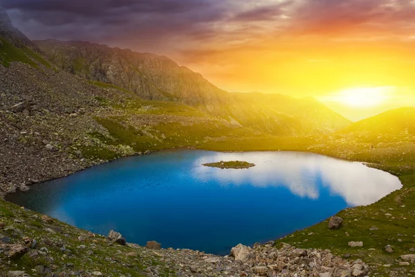 Mountain lake at the sunset — Stock Photo, Image