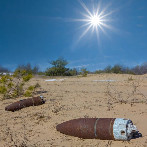 Vecchia bomba su una sabbia che spara — Foto Stock