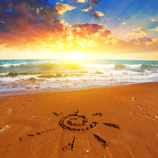 砂浜のビーチで太陽のシンボル — ストック写真