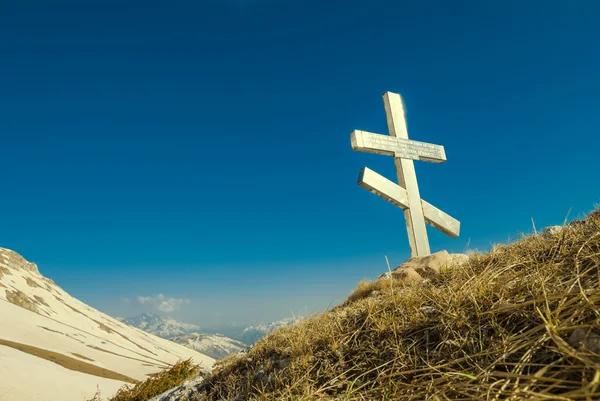 Altes christliches Kreuz auf einem Berghang — Stockfoto