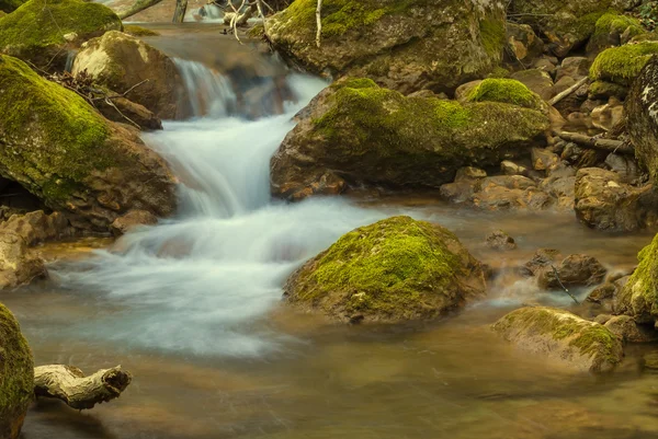 Piccolo ruscello in una montagna — Foto Stock