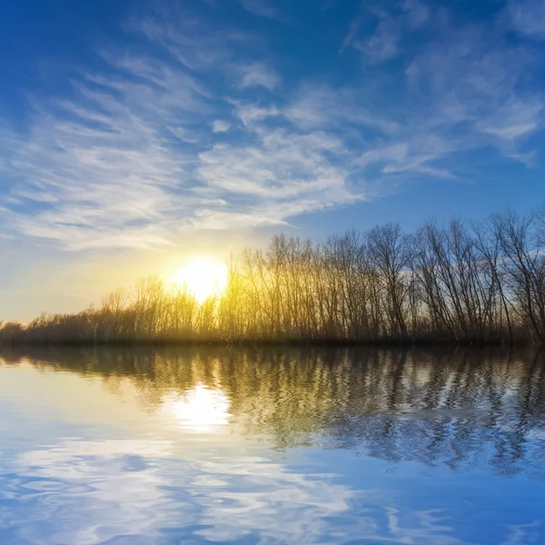 Pôr do sol sobre um lago calmo — Fotografia de Stock