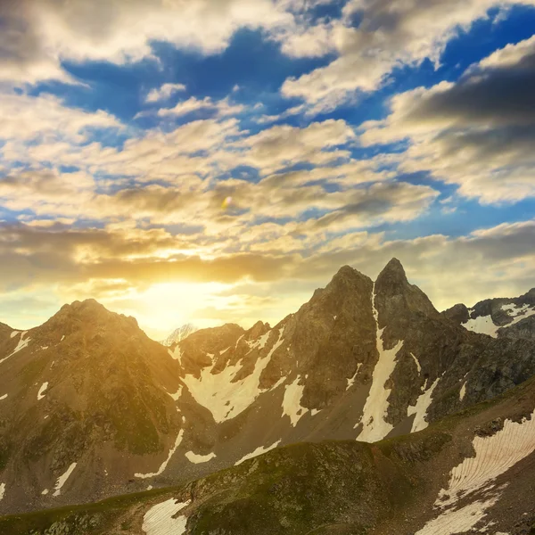 Solnedgång över ett berg — Stockfoto