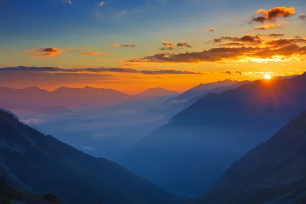 Sonnenaufgang in den Bergen — Stockfoto