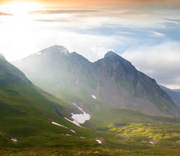 Coucher de soleil spectaculaire sur une vallée de montagne — Photo