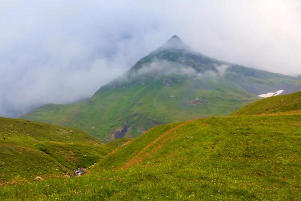 Góra góry we mgle — Zdjęcie stockowe