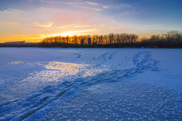 Scène de rivière gelée au coucher du soleil — Photo