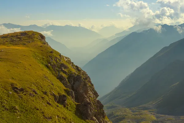 Vallée de montagne dans une brume — Photo