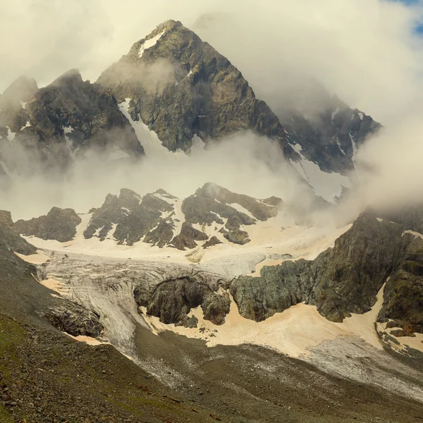 Misty escena de montaña — Foto de Stock