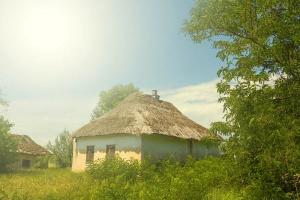 Lantligt hus i en by — Stockfoto