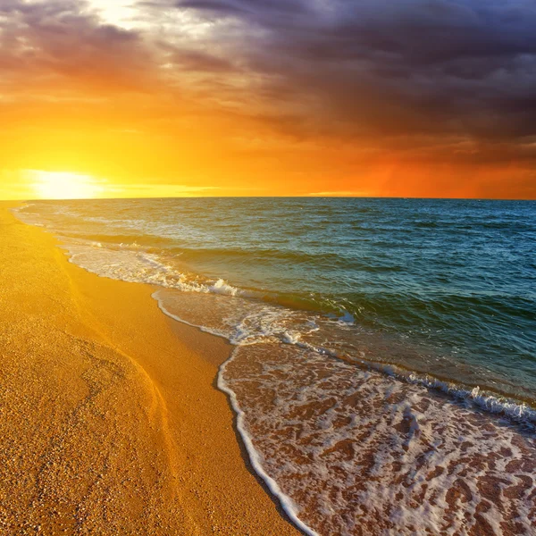 Strand am Meer bei Sonnenuntergang — Stockfoto