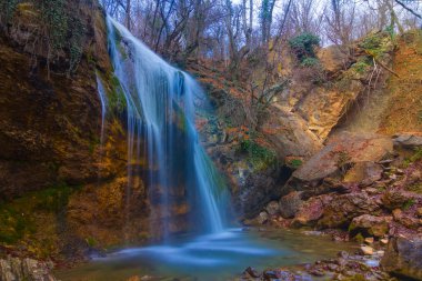 su cascades bir dağ nehir üzerinde
