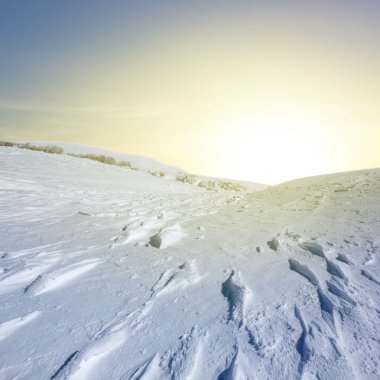 gün batımında kış tepeler