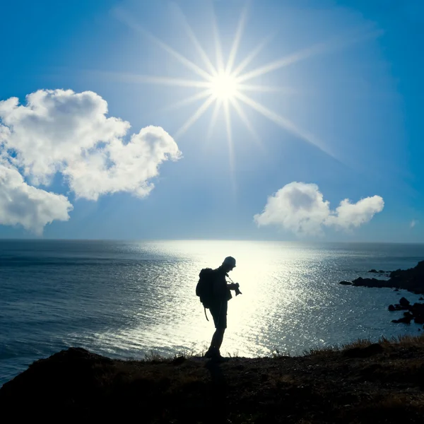 Sílhueta de fotógrafo em uma costa do mar — Fotografia de Stock