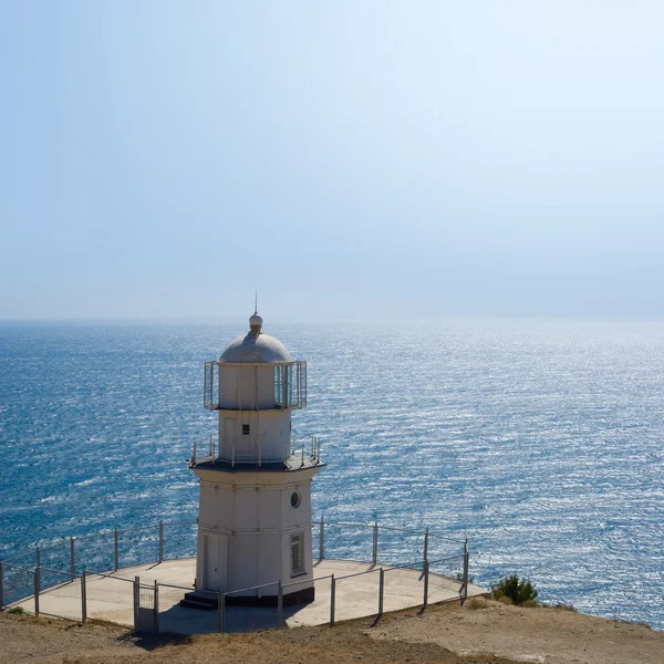 Fyren på en sommar havet udde — Stockfoto