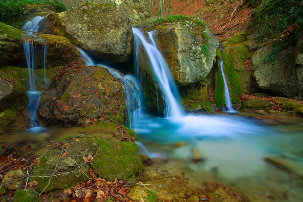 Petite cascade sur une rivière de montagne — Photo