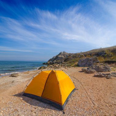 deniz kıyısındaki turistik çadır