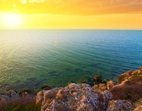 Puesta de sol sobre un mar — Foto de Stock