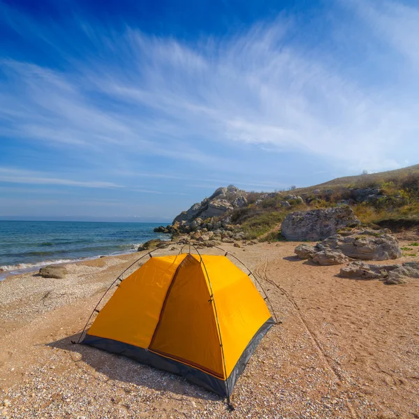 Tenda turistica su una costa di mare — Foto Stock