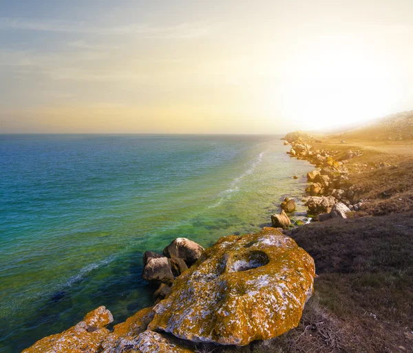 Smaragdgröna havet vid solnedgången — Stockfoto