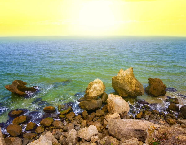 Temprano en la mañana sobre un mar esmeralda — Foto de Stock