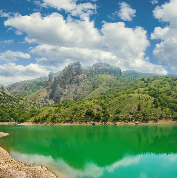 Szene vom smaragdgrünen Bergsee — Stockfoto