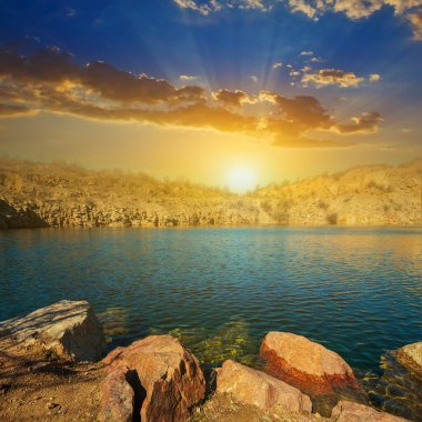 Gölün üzerinde gün batımı