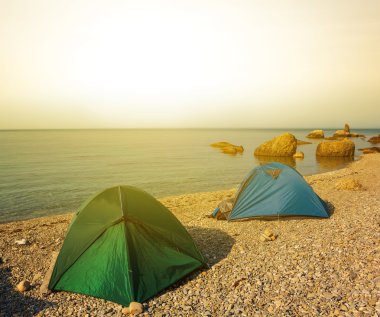 sabah, deniz kıyısındaki turistik kampı