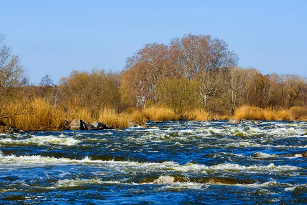 Rauschender Quellfluss — Stockfoto