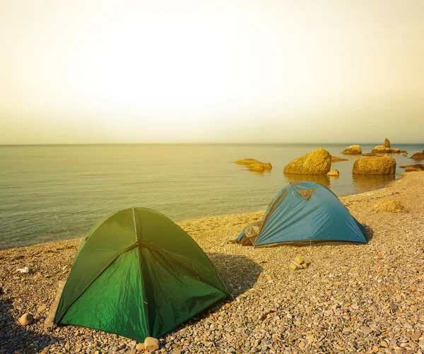 Turistický tábor na pobřeží moře na ráno — Stock fotografie