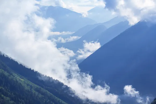 Mavi bir sis, dağlar — Stok fotoğraf