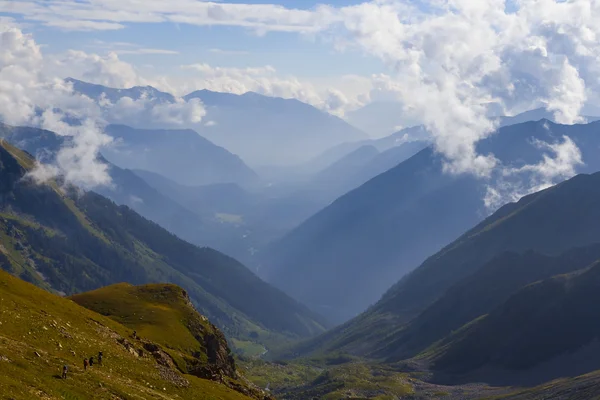 Blue mountain valley in a mist — Stock Photo, Image