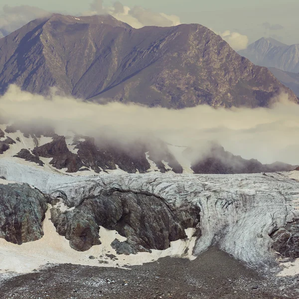 Ледник в туманных горах — стоковое фото