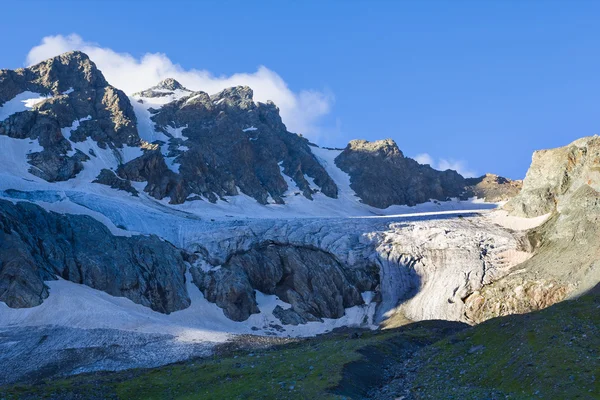 Ледник в горах Кавказа — стоковое фото