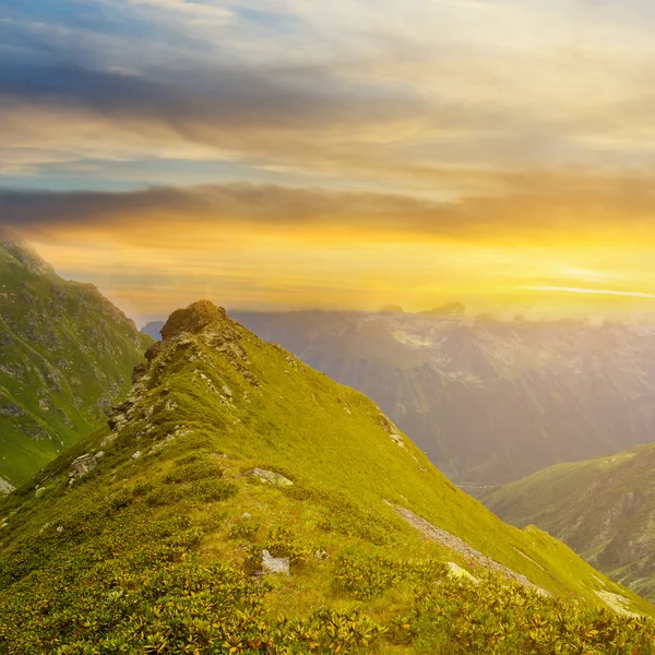 Dramatischer Sonnenuntergang in den Bergen — Stockfoto