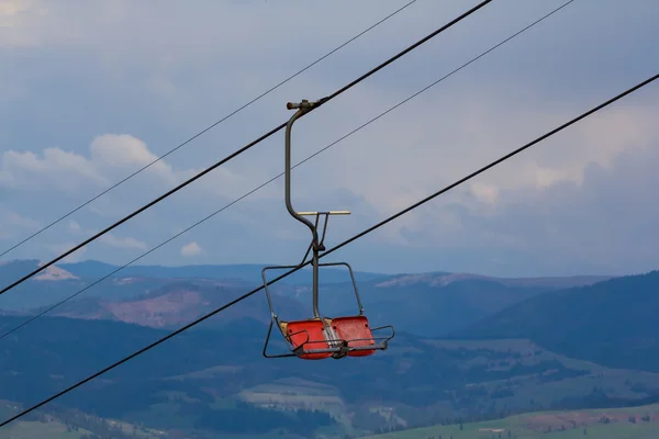 Ski lift on a blue sky background — Stock Photo, Image