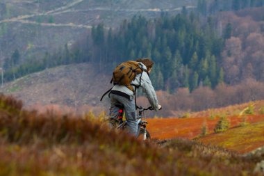 bir dağ yamacında Bisiklet binici