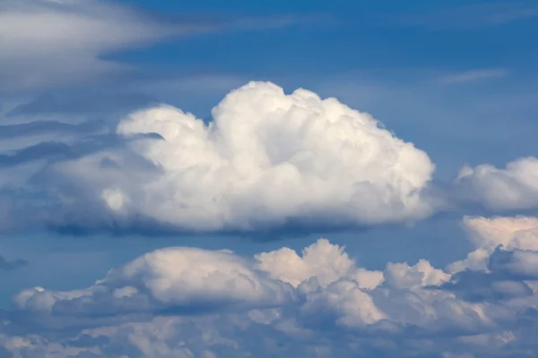 Nuvens brancas fundo — Fotografia de Stock