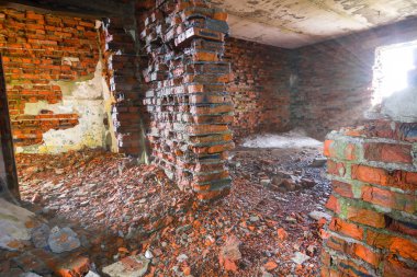 eski kırmızı tuğlalı ev