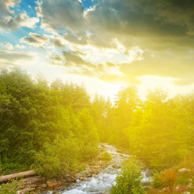 evrning güneş ışınlarının nehirde dağ