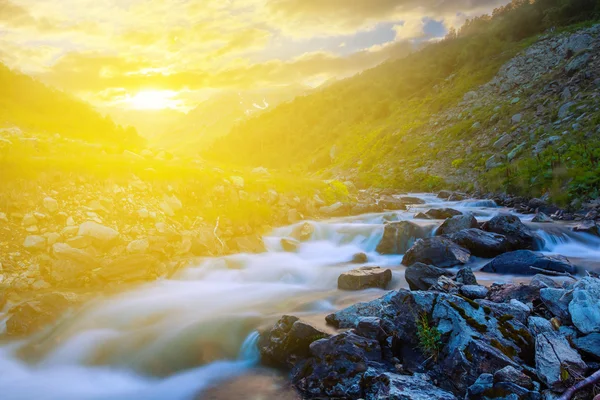 Rio da montanha ao pôr-do-sol — Fotografia de Stock