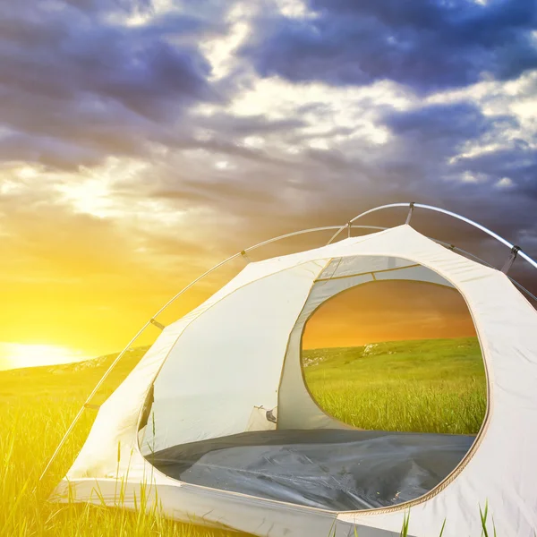 日の出のフィールド間の白の観光テント — ストック写真