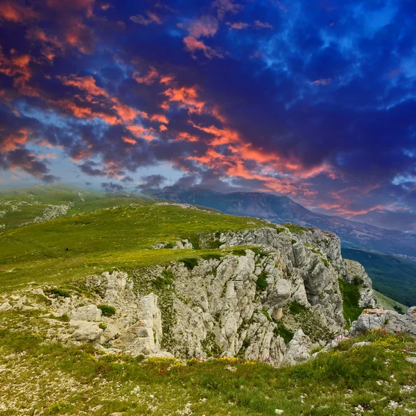 Yaz yeşil dağ karanlık bir gökyüzü altında — Stok fotoğraf