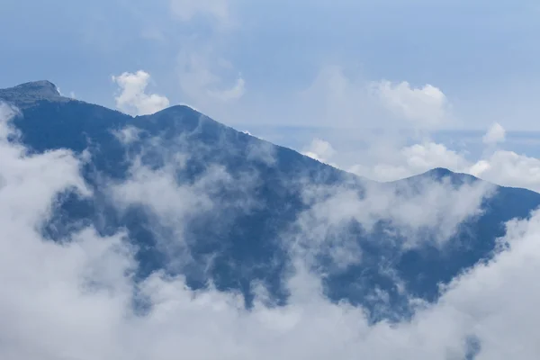 Berg ryggraden i ett moln在云层中的山脊梁 — 图库照片