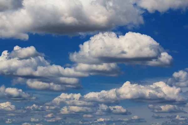 Mavi bulutlu gökyüzü arkaplanı — Stok fotoğraf