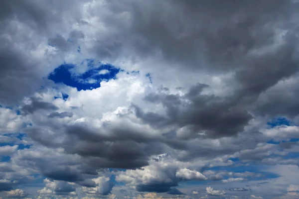 Dramáticas nubes azules — Foto de Stock