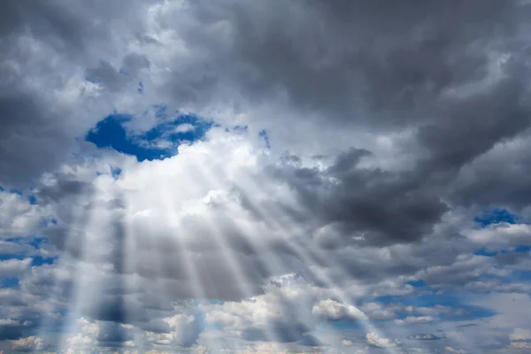 Rayons solaires poussant à travers un nuage — Photo