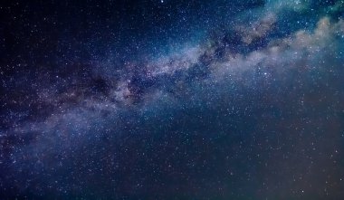 Gece sahnesi samanyolu arka planı