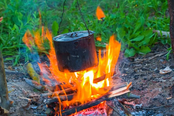 Turystyczne caldron w ogień — Zdjęcie stockowe